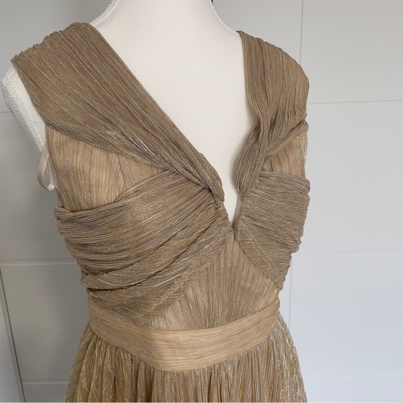 Elegant Gold Sleeveless Dress - Picture 2 of 4